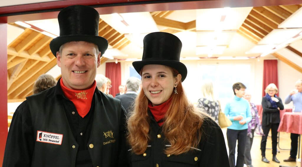 Die Kaminfeger Daniel Knöpfel und Tamara Bucher verteilen der Bevölkerung Glücksschweinchen. Fotos: bär
