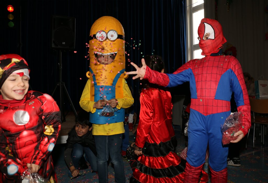 Spiderman trifft am Kinderball auf Minion.
