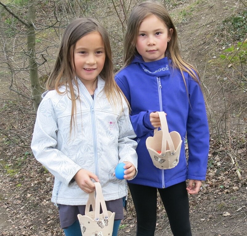 Leani (links) und Chiara machten sich mit dem passenden Osterkörbli auf die Suche.
