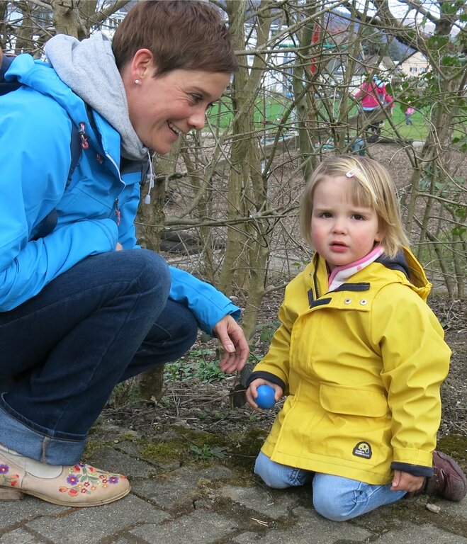 Ronja wurde bei der Ostereiersuche von ihrem Mami unterstützt.