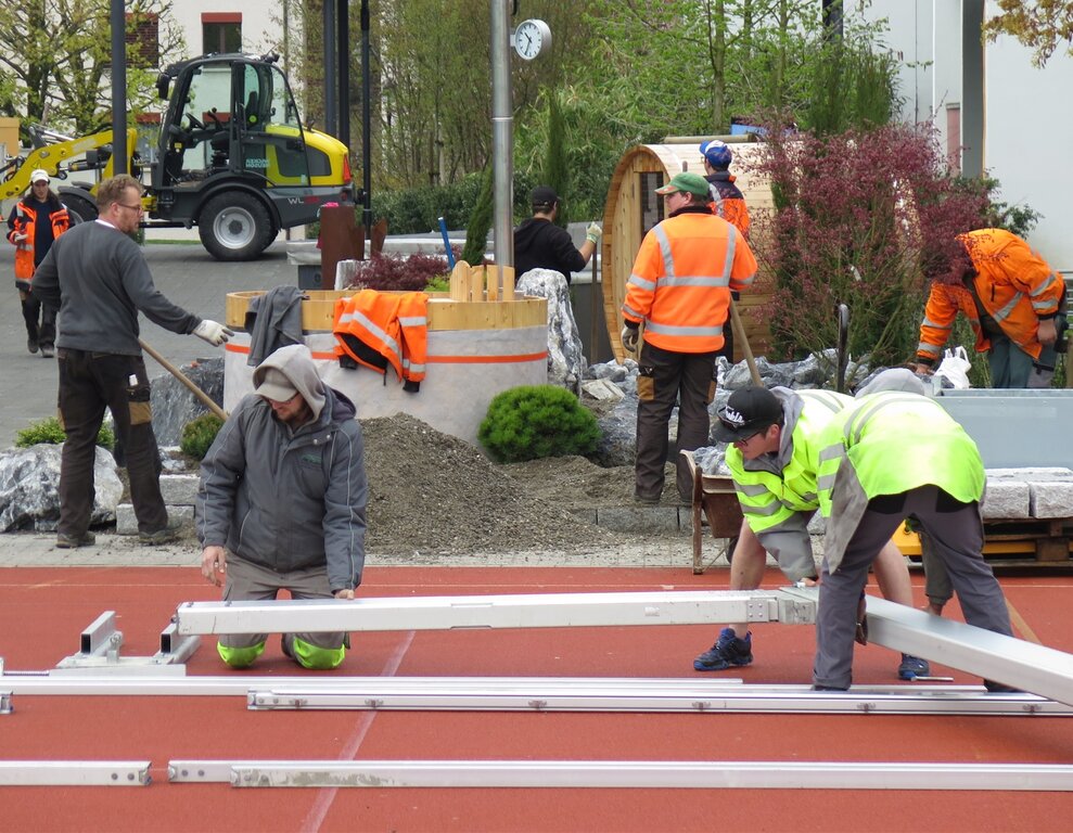 Emsiges Treiben Auf dem roten Platz wird das Gastrozelt aufgestellt, dahinter, zwischen den Schulhäusern Ländli und Feld, entsteht die Gartenallee. Fotos: Mü
