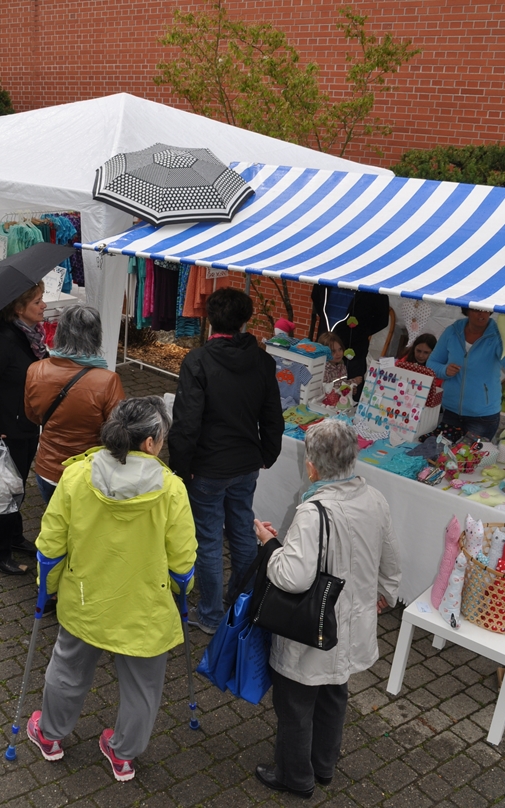 20. Frühlingsmarkt in der Marktallee beim Schulhaus Ländli: Auch die Aussteller wissen sich gegen den Regen zu wappnen.Foto: sb
