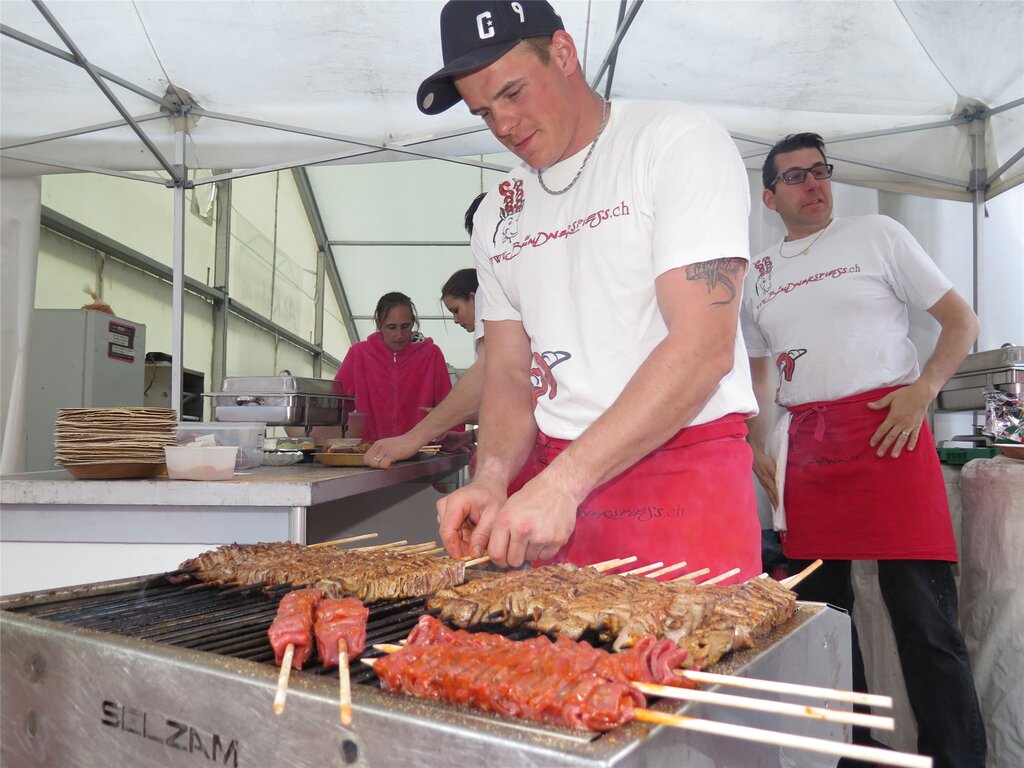 Hochbetrieb in der Festwirtschaft.
