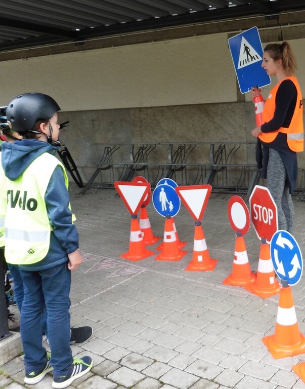 Verkehrsschilder kennenlernen.