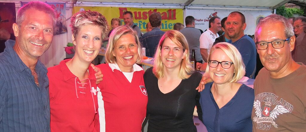 Das Bar-Team an der Beach-Party verköstigte die Besucher mit kühlen Drinks.
