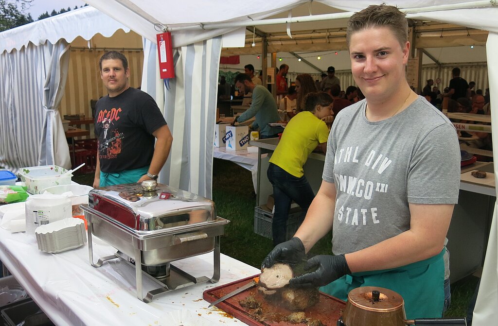 Michael Salm bereitete den beliebten Schweinsbraten zu.Fotos: bha
