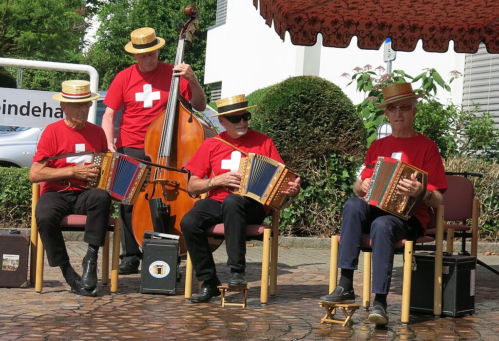 An der Bundesfeier in Spreitenbach spielten die Niederwiler Stubetehöckler auf.