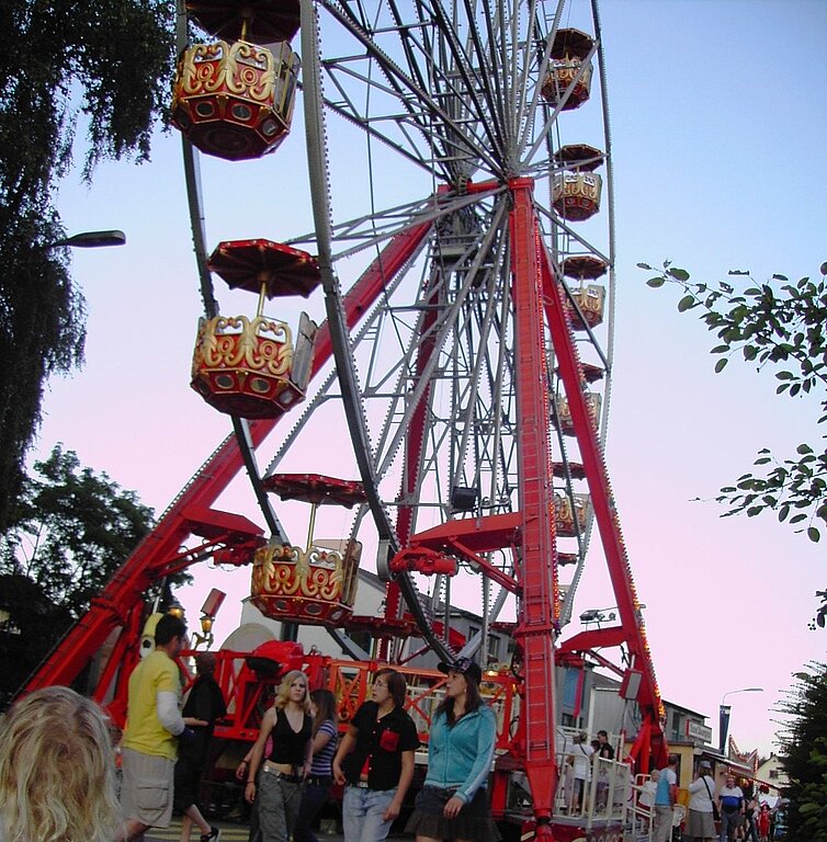 2006 Wie vor zehn Jahren beim letzten Dorffest wird es auch dieses Jahr wieder einen grossen Lunapark geben – auf der Ziegelei.Foto: Archiv mr
