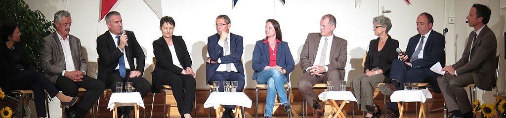 Wahl-Gipfel in der Alten Kirche Sie wollen (wieder) in den Regierungsrat (v.l.) Yvonne Feri (SP), Robert Obrist (Grüne), Alex Hürzeler (SVP), Franziska Roth (SVP), Urs Hofmann (SP), Ruth Jo. Scheier (GLP), Stephan Attiger (FDP), Maya Bally (BDP), Markus Dieth (CVP); Moderator Patrik Müller (Chefredaktor «Schweiz am Sonntag»). Mü